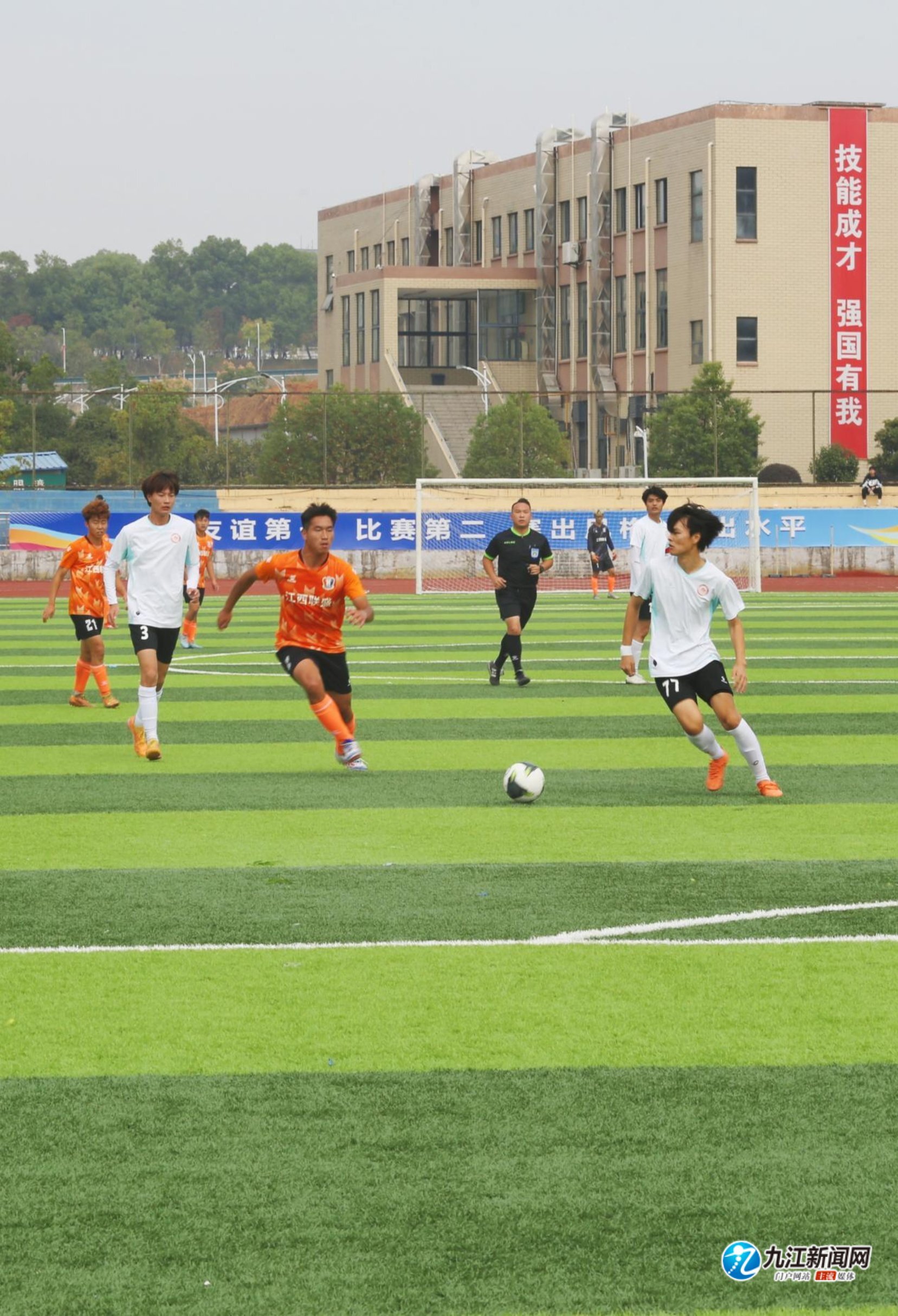 他不仅在场 他不仅在场